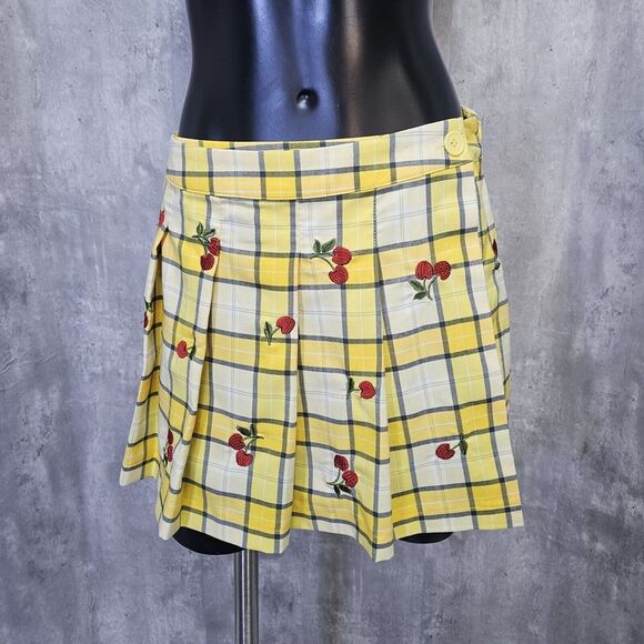 Forever 21 Size M Mini Skirt Shorts SKORT Plaid Cherry Pleated Side Zip Academia - Picture 1 of 7
